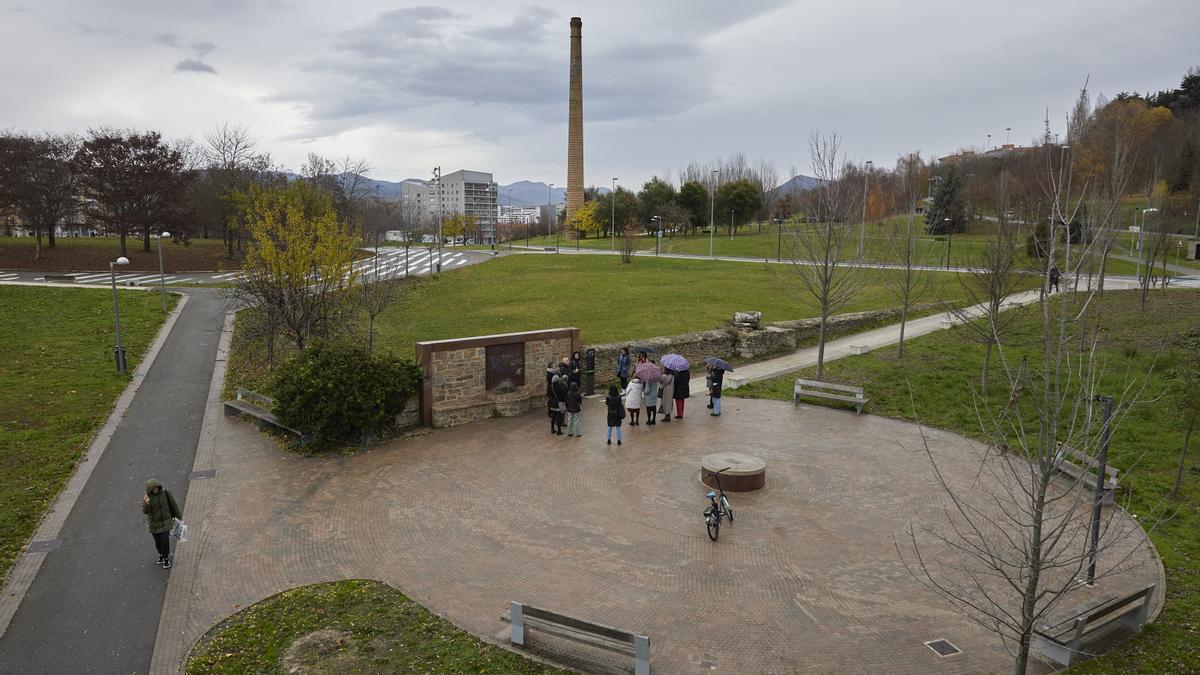 Recuerdo a las hermanas Úriz Pi junto al Parque de las Pioneras.