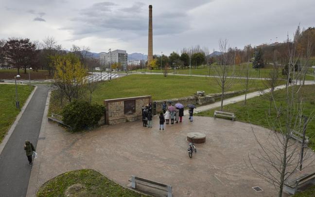 Recuerdo a las hermanas &Uacute;riz Pi junto al Parque de las Pioneras.