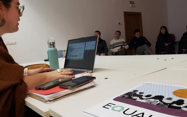 Elkarrizketen ondotik tailer parte-hartzaileak egin zituzten. Argazkia: Utzitakoa Elkarrizketen ondotik tailer parte-hartzaileak egin zituzten. Argazkia: Utzitakoa