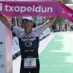 Eneko Llanos llega a la meta como ganador del vi half Gasteiz