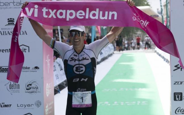 Eneko Llanos llega a la meta como ganador del vi half Gasteiz Eneko Llanos llega a la meta como ganador del vi half Gasteiz