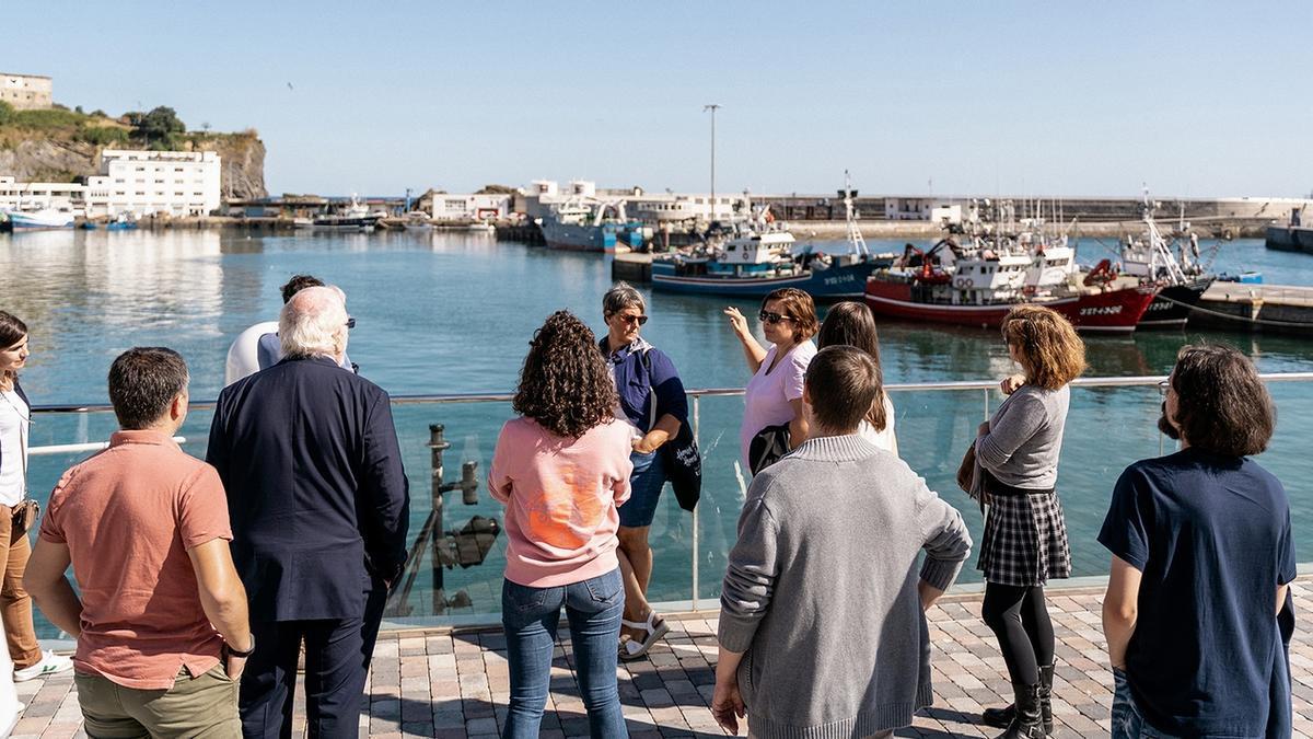 Los miembros del proyecto Circular Seas, en el puerto de Ondarroa.