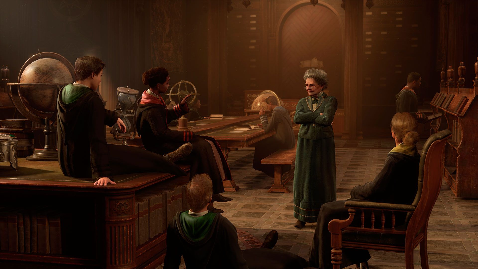 Varios personajes reunidos en una sala del interior del castillo de Hogwarts.