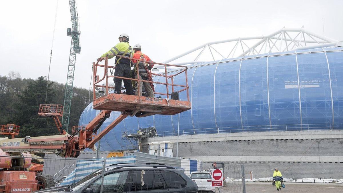 Operarios en las obras de remodelación del estadio de fútbol de Anoeta en Donostia.
