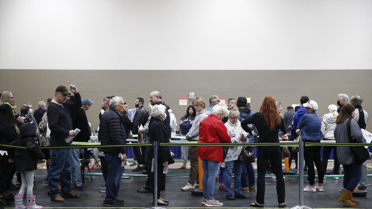 Votantes en un colegio electoral de Nevada