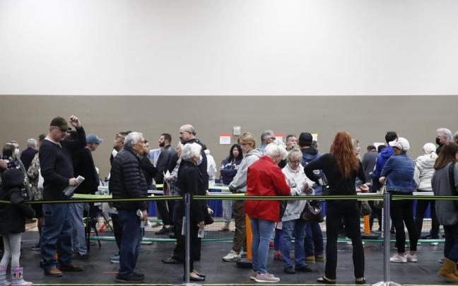 Votantes en un colegio electoral de Nevada