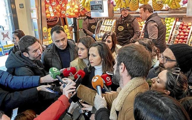 Ione Belarra, ayer en el mercado municipal de Puente de Vallecas. | FOTO: E. PRESS Ione Belarra, ayer en el mercado municipal de Puente de Vallecas. | FOTO: E. PRESS