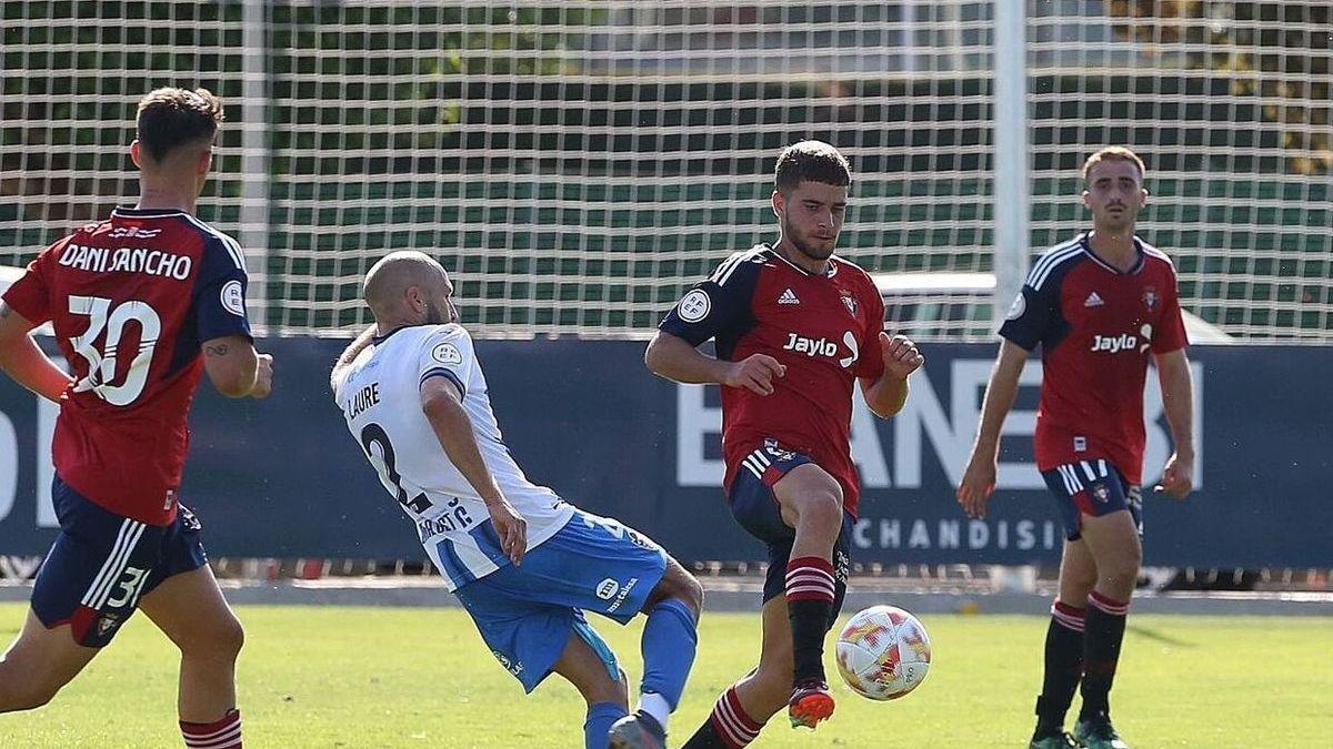 Iker Muñoz, ante Laure, en el partido ante el Atlético Baleares