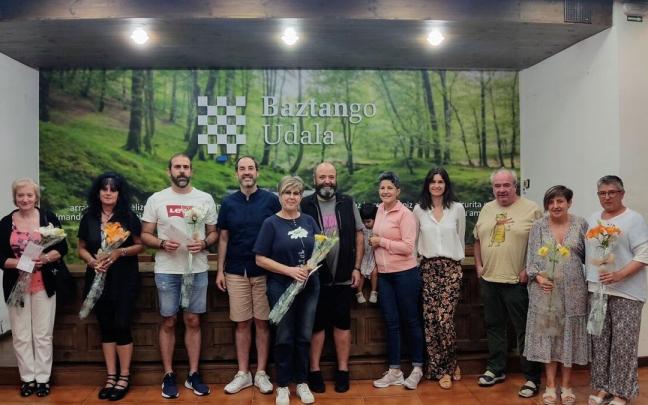 Antolatzaileak eta saridunak ortzirale eguerdian egindako sari banaketan.