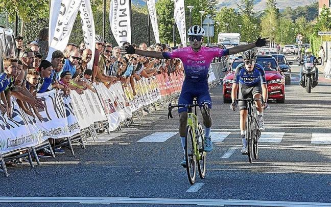 Daniel Artero gana la etapa y se coloca líder en un apretado esprint ante Imanol Aceña. Daniel Artero gana la etapa y se coloca líder en un apretado esprint ante Imanol Aceña.