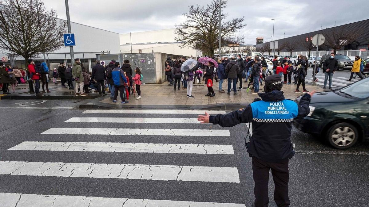 Concentraci&oacute;n en febrero del a&ntilde;o pasado tras el atropello de ni&ntilde;a frente al Colegio P&uacute;blico Bustintxuri.