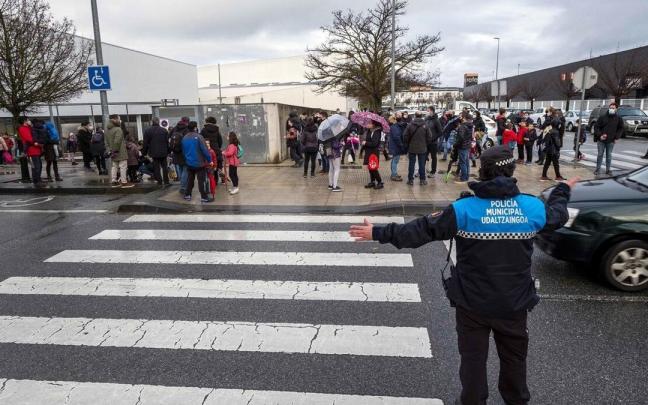 Concentraci&oacute;n en febrero del a&ntilde;o pasado tras el atropello de ni&ntilde;a frente al Colegio P&uacute;blico Bustintxuri.