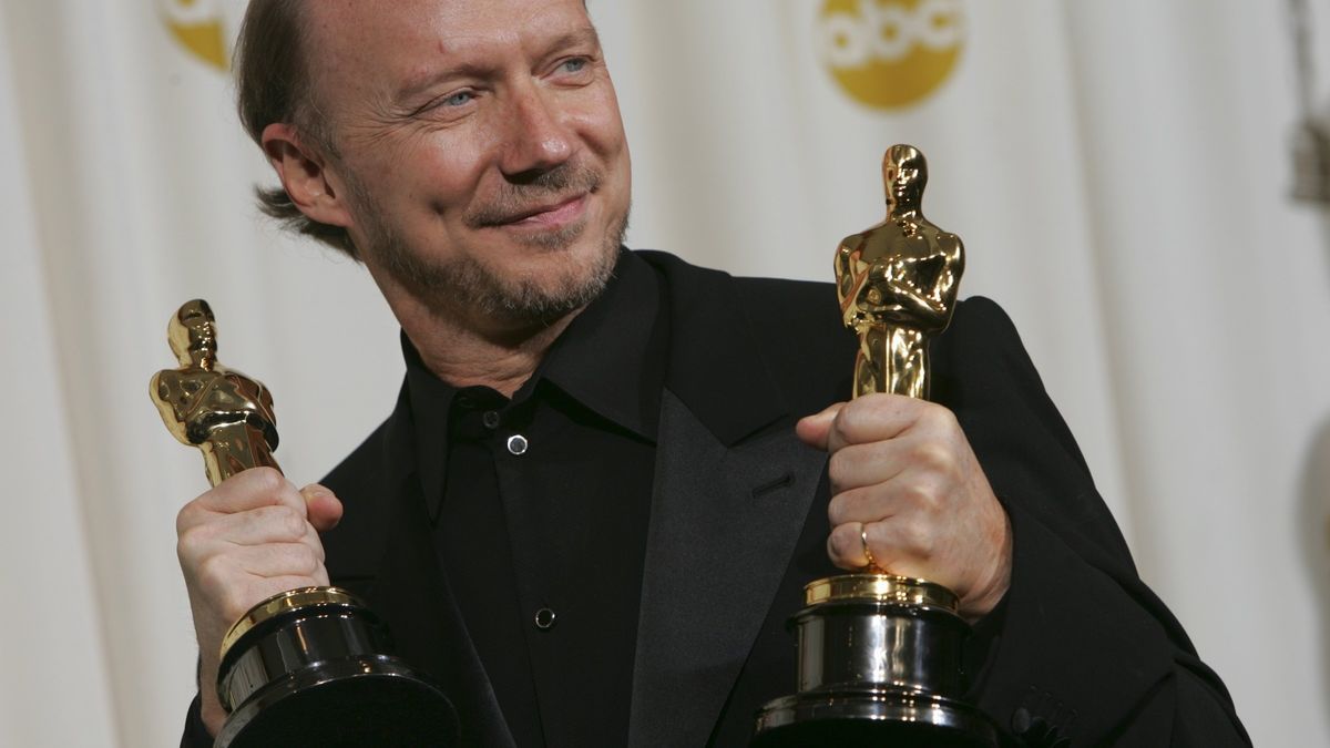 El director Paul Haggis posa con sus dos premios Oscar por 'Crash'.