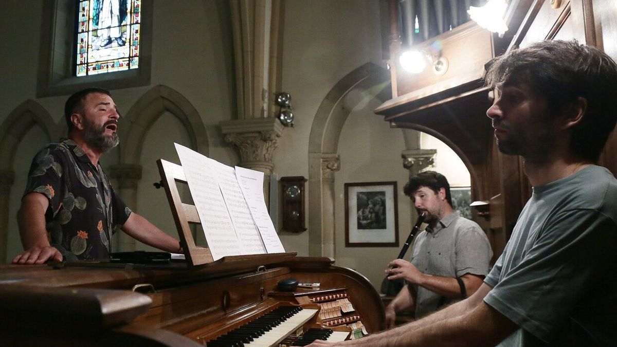 El txistulari Jagoba Astiazaran, el organista Iñar Sastre y el cantante Eñaut Elorrieta ensayan en la iglesia de San Ignacio de Donostia el concierto que ofrecerán en el Monasterio de Leyre de Navarra dentro de la programación