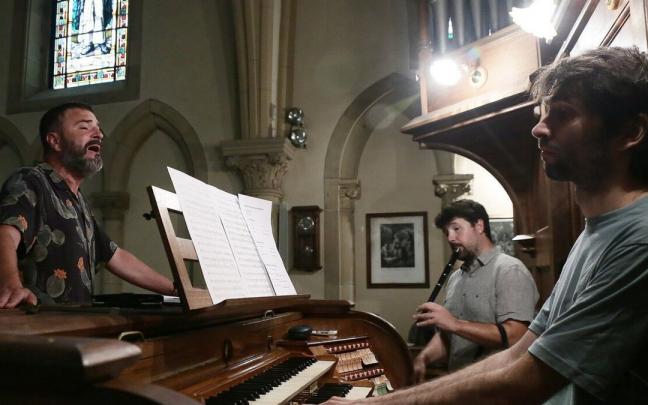 El txistulari Jagoba Astiazaran, el organista Iñar Sastre y el cantante Eñaut Elorrieta ensayan en la iglesia de San Ignacio de Donostia el concierto que ofrecerán en el Monasterio de Leyre de Navarra dentro de la programación El txistulari Jagoba Astiazaran, el organista Iñar Sastre y el cantante Eñaut Elorrieta ensayan en la iglesia de San Ignacio de Donostia el concierto que ofrecerán en el Monasterio de Leyre de Navarra dentro de la programación