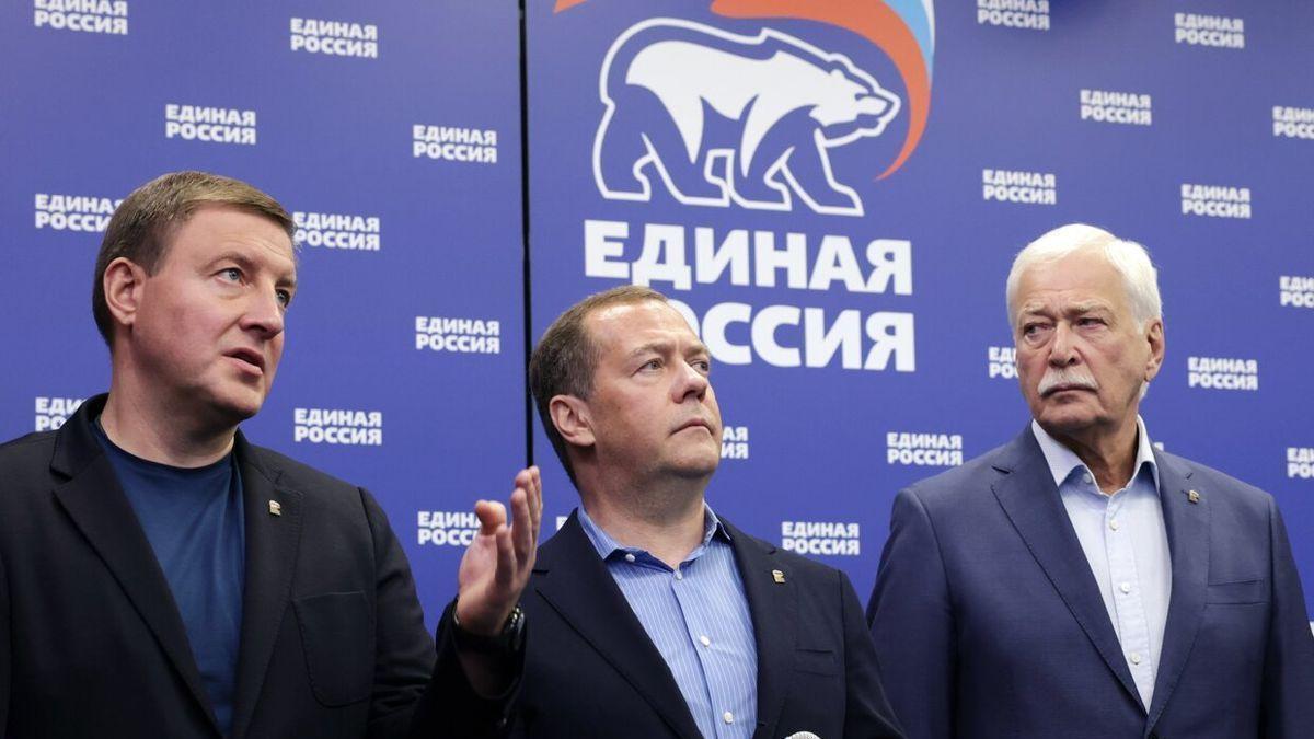 El líder de Rusia Unida, Dimitri Medvedev, en el centro.