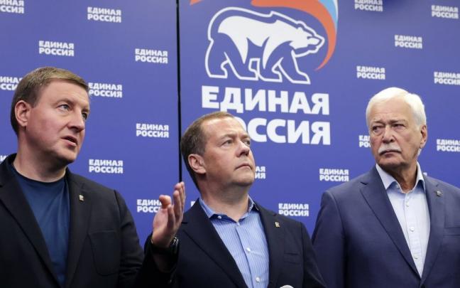 El l&iacute;der de Rusia Unida, Dimitri Medvedev, en el centro.