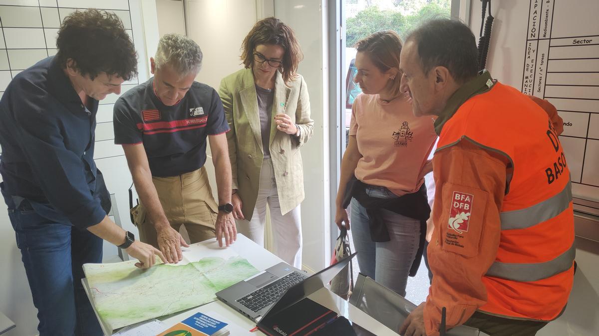 Unai Rementeria, junto a Elixabete Etxanobe y Amaia Antxustegi, en el puesto de mando de Balmaseda