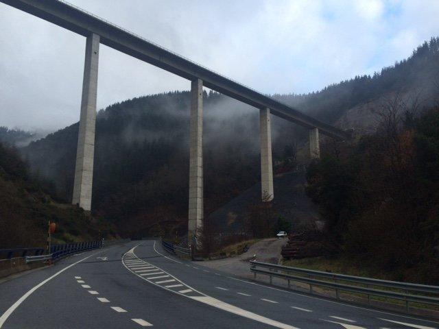 Puente del TAV en el valle de Aramaio.