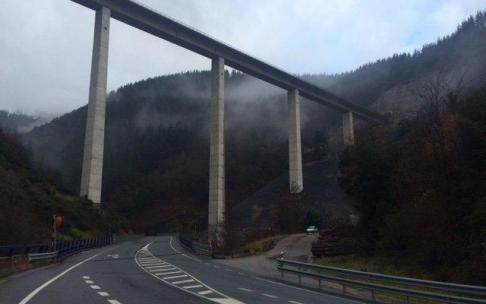 Puente del TAV en el valle de Aramaio. Puente del TAV en el valle de Aramaio.