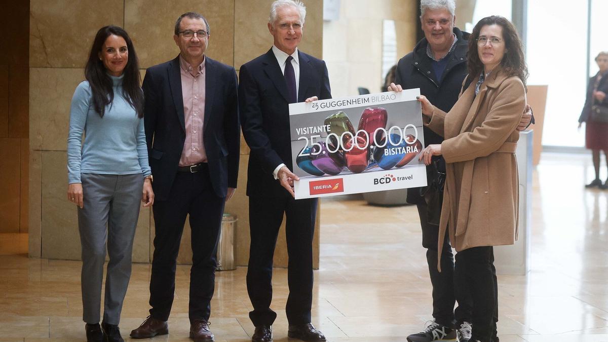 Juan Ignacio Vidarte, junto a la pareja de Mataró con la que el Guggenheim ha alcanzado los 25 millones de visitantes