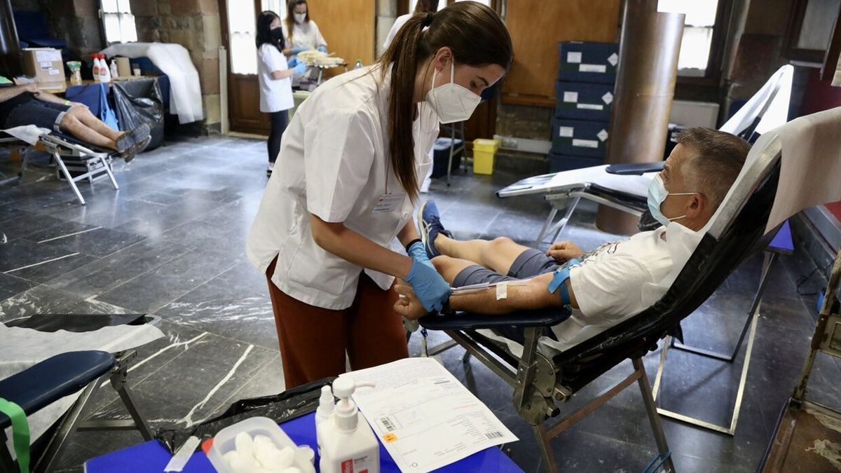 Un hombre dona sangre en el casa de cultura de Oiartzun.