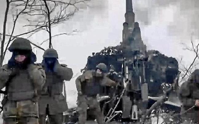 Tropas rusas bombardeando ayer posiciones ucranianas. | FOTO: EFE