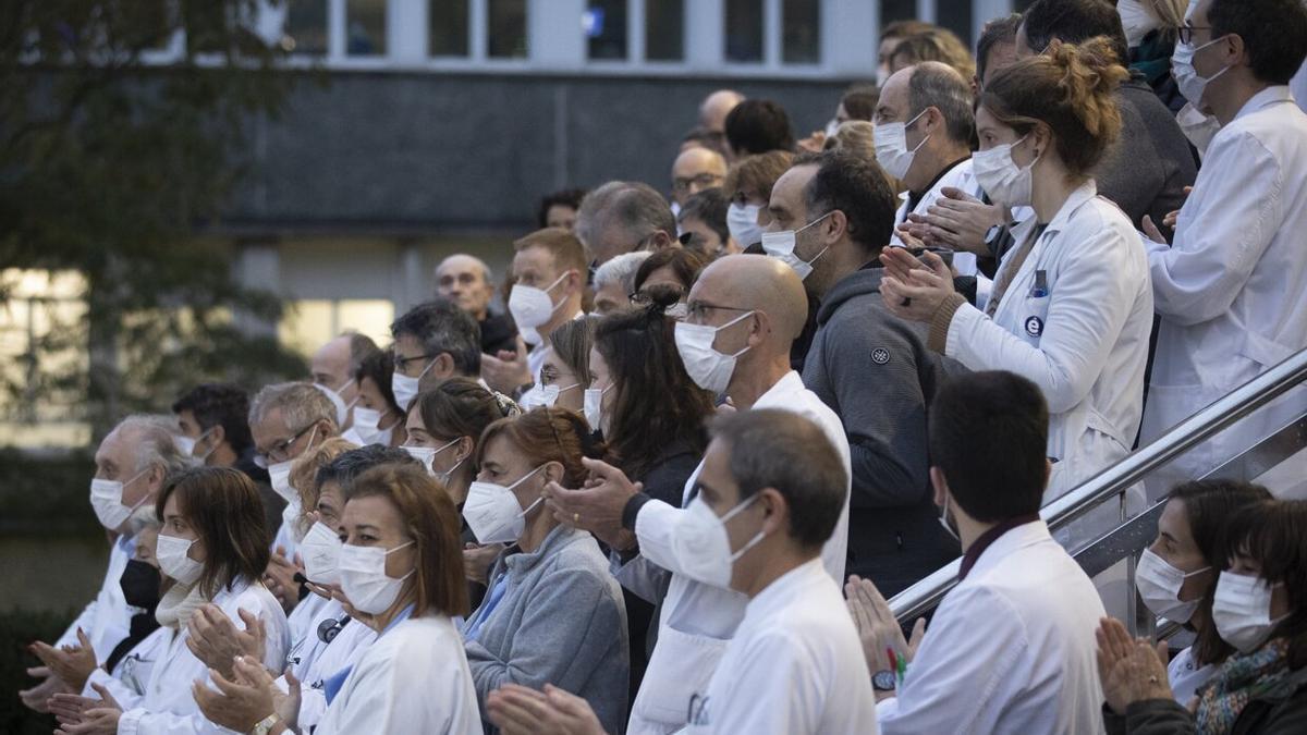 Concentración de médicos este viernes en la puerta del Hospital Donostia