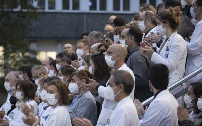 Concentración de médicos este viernes en la puerta del Hospital Donostia