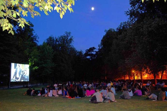 Una sesión de cine al aire libre en Cristina Enea.