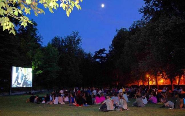 Una sesión de cine al aire libre en Cristina Enea.