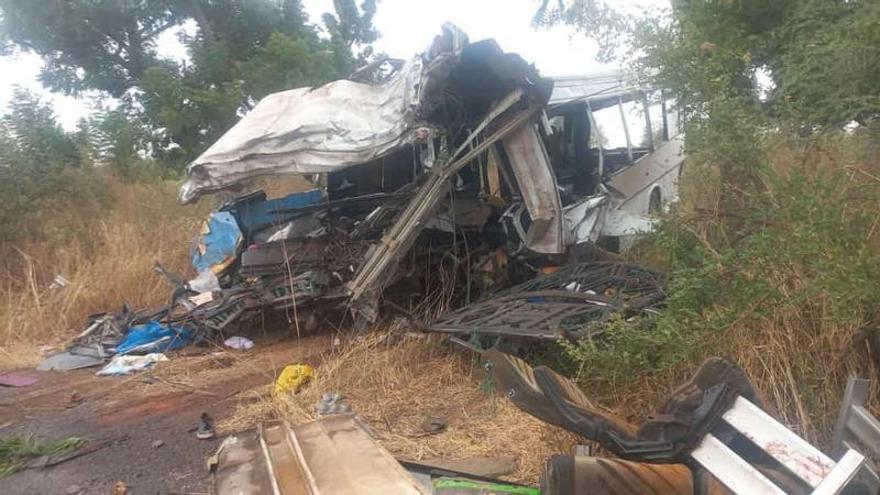 Los restos de uno de los autobuses implicados en el accidente.