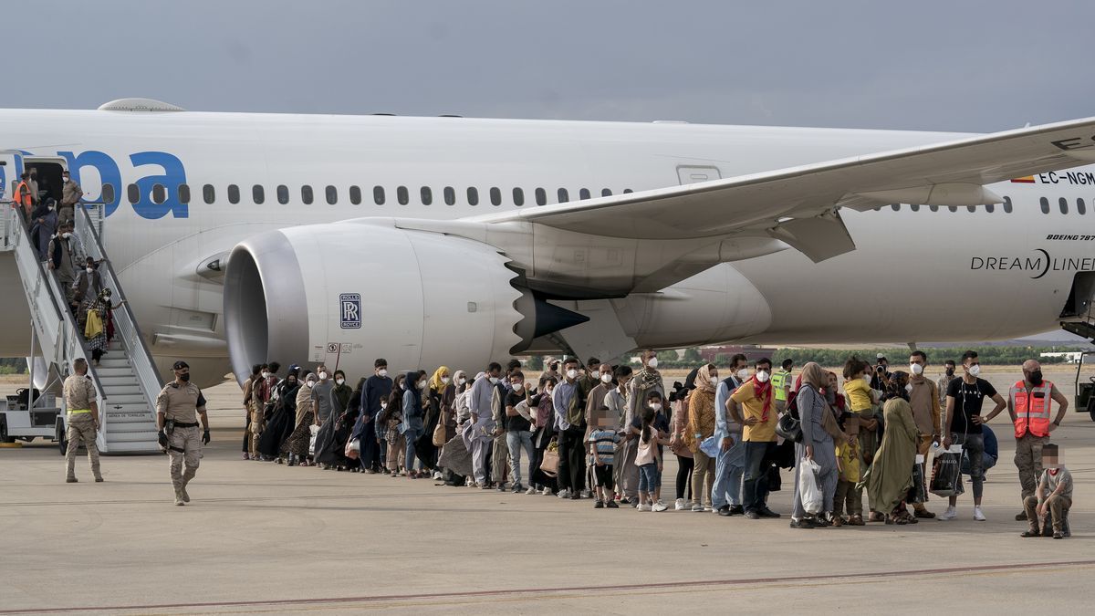 Varios refugiados afganos llegan a Madrid en una imagen de archivo.