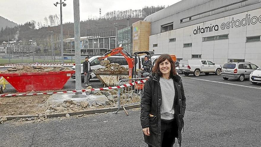 Maitane Álvarez junto a las obras del parking de Altamira. | FOTO: N.G.