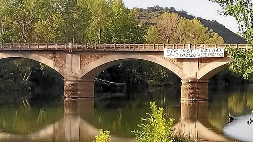 Pancarta desplegada en el puente de Baños de Ebro.