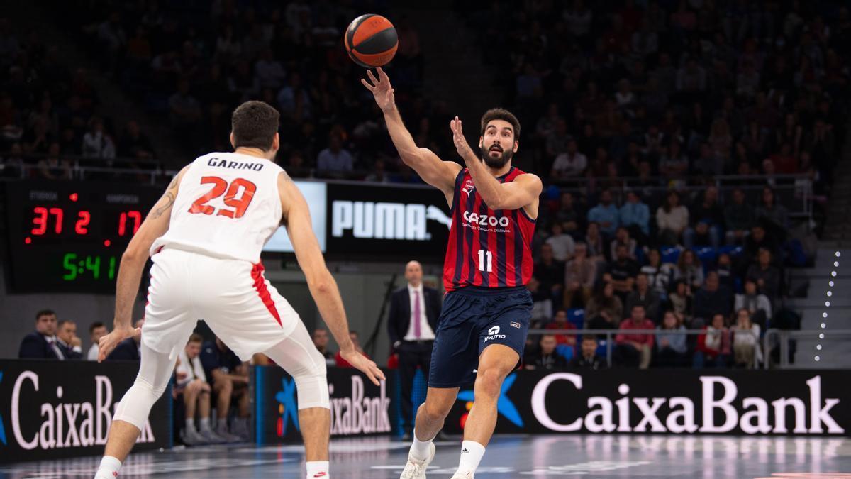 Dani Díez envía un pase durante el duelo contra el Girona del pasado domingo