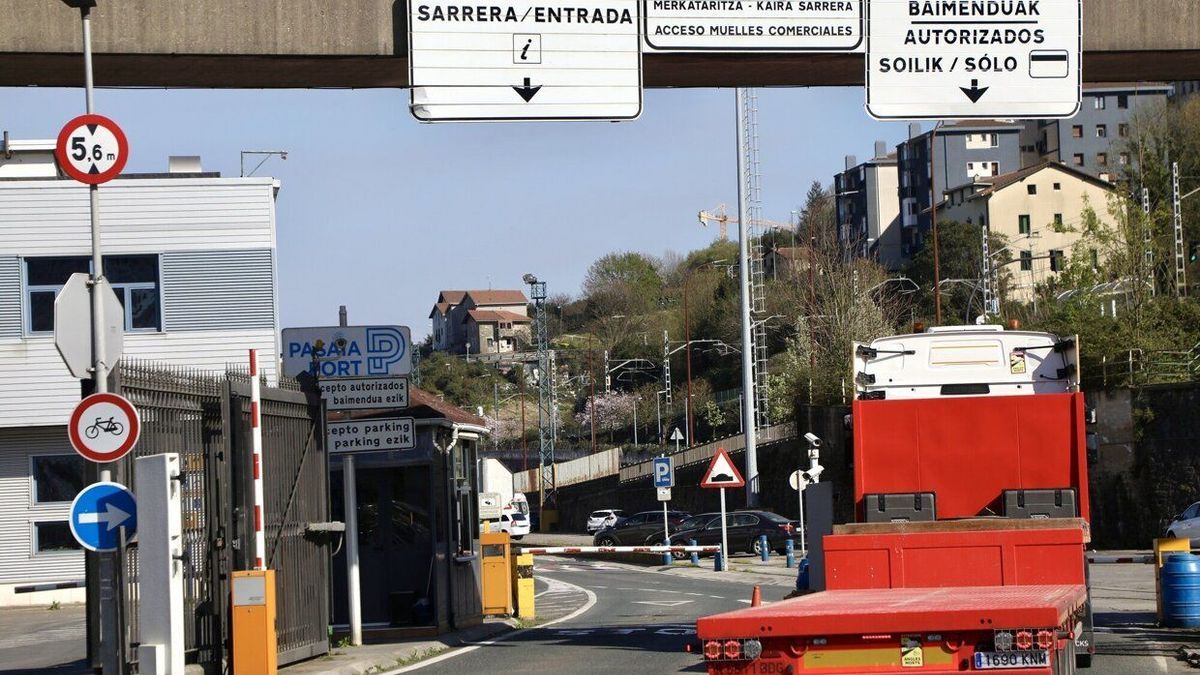 Un camión accede al recinto portuario de Pasaia.