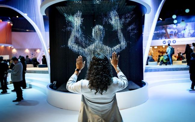 Un asistente al Mobile World Congress de 2022, disfruta de una experiencia virtual.