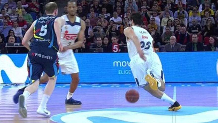 Llull cometiendo un claro campo atrás en la Copa del Rey de Vitoria que no fue señalado por Hierrezuelo