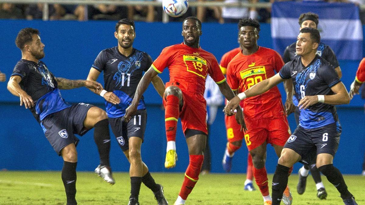 Iñaki Williams intenta controlar el balón ante Nicaragua.