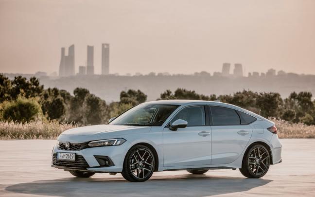 El nuevo Civic dispone de la funcionalidad de un compacto espacioso y confortable sin renunciar a la estética baja, ancha y sólida de un turismo deportivo.