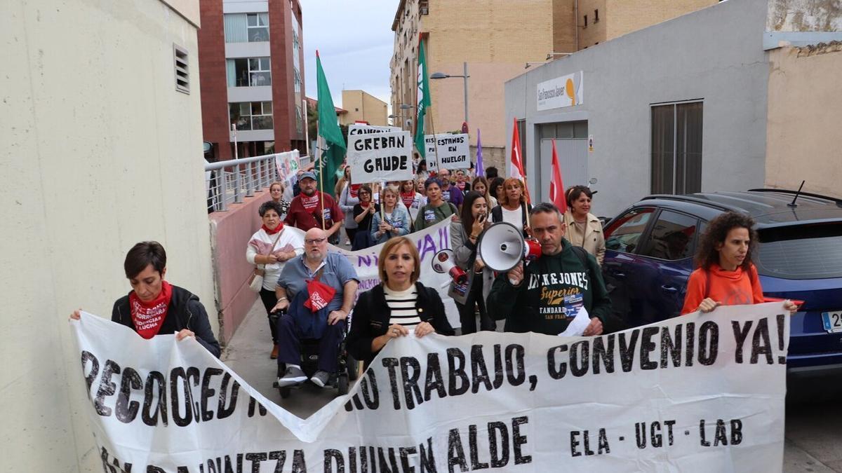 La manifestación saliendo de la residencia Torre Monreal de Tudela