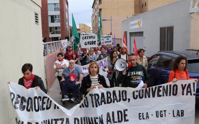 La manifestaci&oacute;n saliendo de la residencia Torre Monreal de Tudela