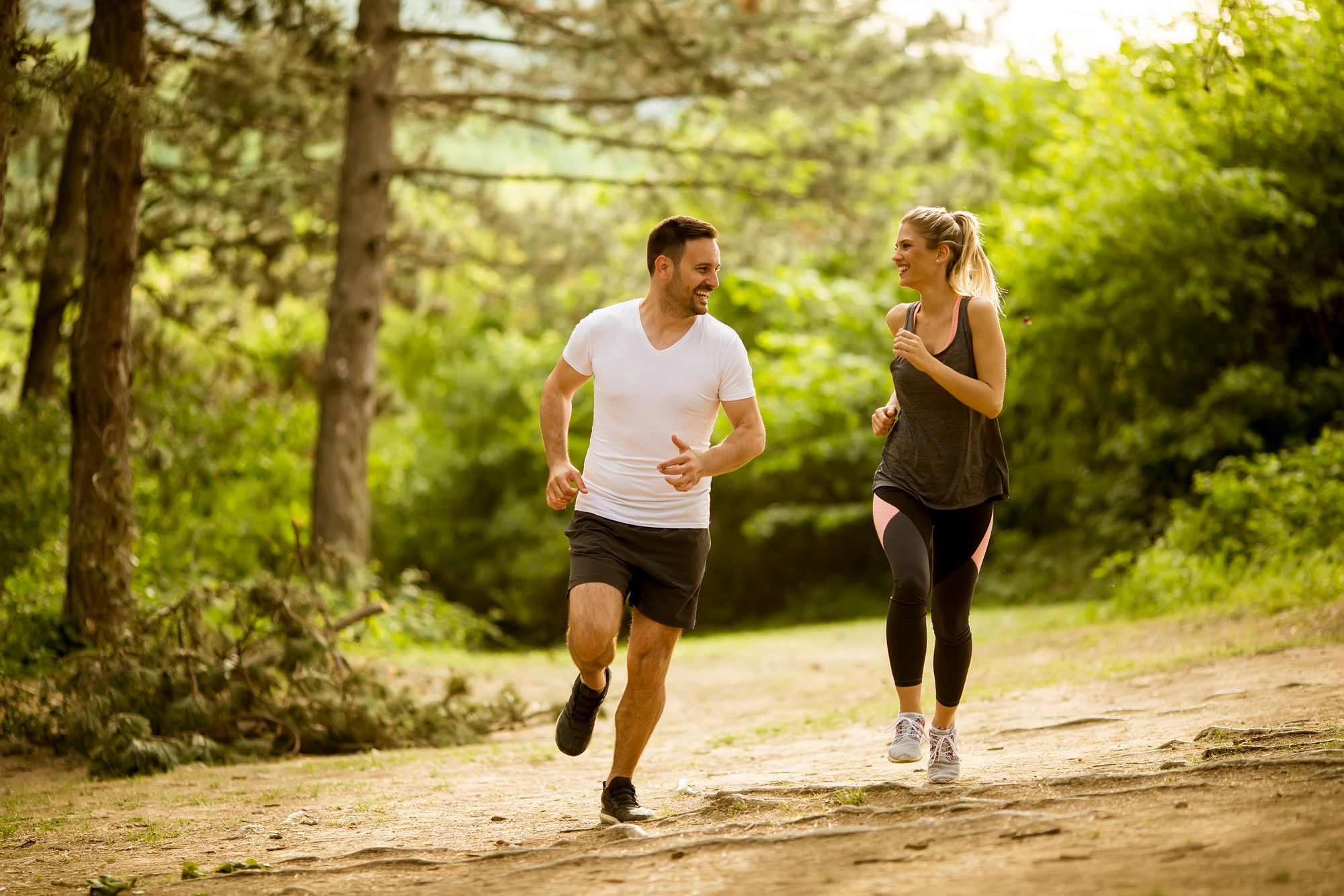 Una pareja corre por el campo.
