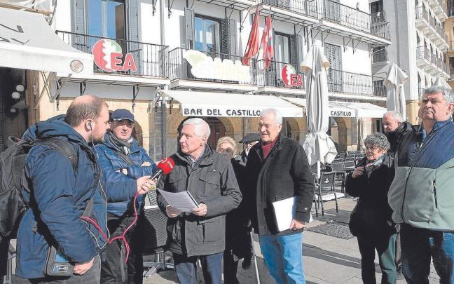 Representantes del sector crítico de EA, ayer junto a la sede del partido en Pamplona. | FOTO: PATXI CASCANTE