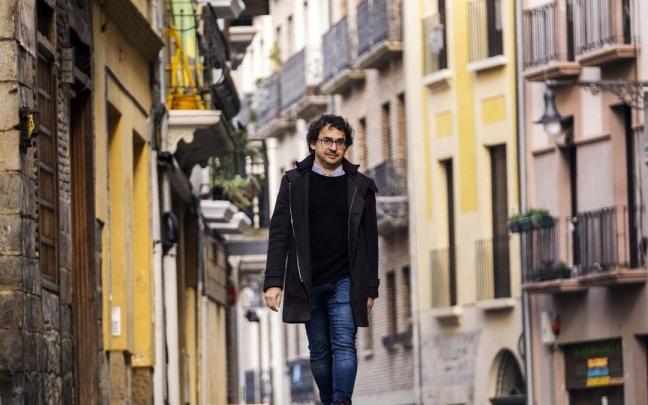 Txema Mauleón, en la calle del Carmen de Pamplona. Txema Mauleón, en la calle del Carmen de Pamplona.