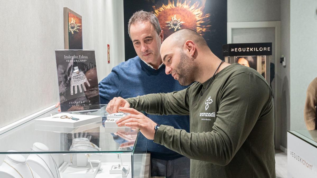 Igotz Zuluaga, gerente de Eguzkilore, y el director del yacimiento de Irulegi, Mattin Aiestaran, revisan joyas de la Mano de Irulegi.