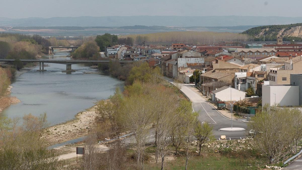 Vista de Caparroso y el río Aragón.