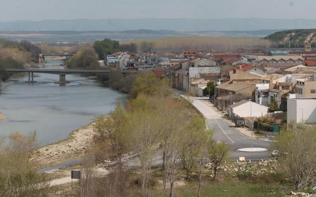 Vista de Caparroso y el río Aragón.