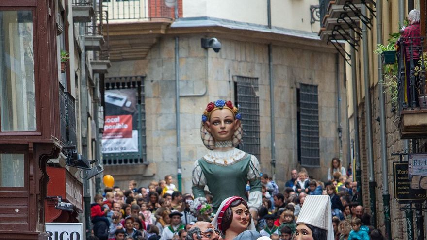Gigantes en San Fermín Txikito